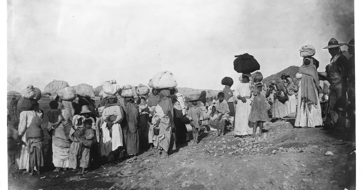 Personas yaquis escoltadas durante un desplazamiento hacia 1910